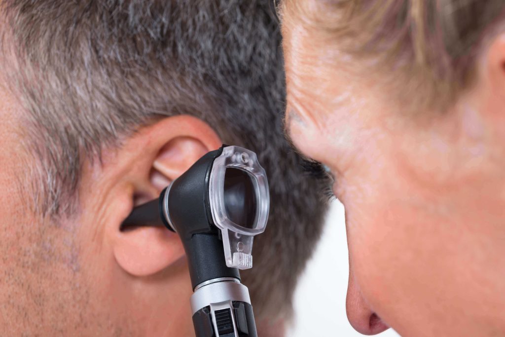 controle van het oor voor otoplastieken aanmeten
